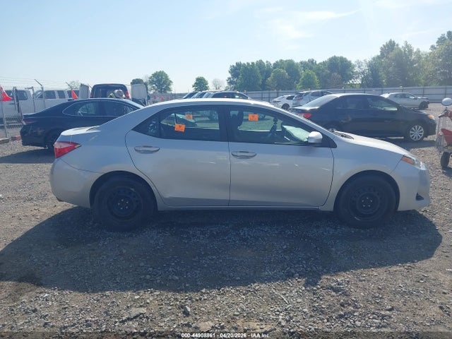 44908861 :رقم المزاد ، 5YFBURHE1JP831449 vin ، 2018 Toyota Corolla Le مزاد بيع