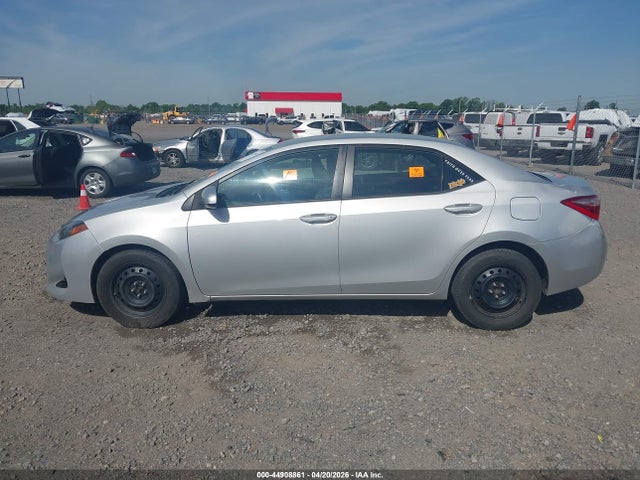 44908861 :رقم المزاد ، 5YFBURHE1JP831449 vin ، 2018 Toyota Corolla Le مزاد بيع