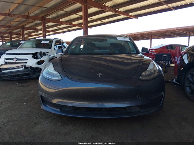 44909192 :رقم المزاد ، 5YJ3E1EBXJF119403 vin ، 2018 Tesla Model 3 Long Range/performance مزاد بيع