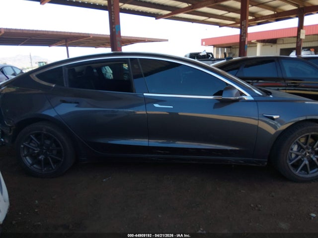 44909192 :رقم المزاد ، 5YJ3E1EBXJF119403 vin ، 2018 Tesla Model 3 Long Range/performance مزاد بيع