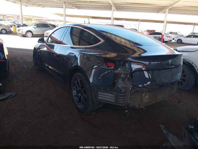 44909192 :رقم المزاد ، 5YJ3E1EBXJF119403 vin ، 2018 Tesla Model 3 Long Range/performance مزاد بيع