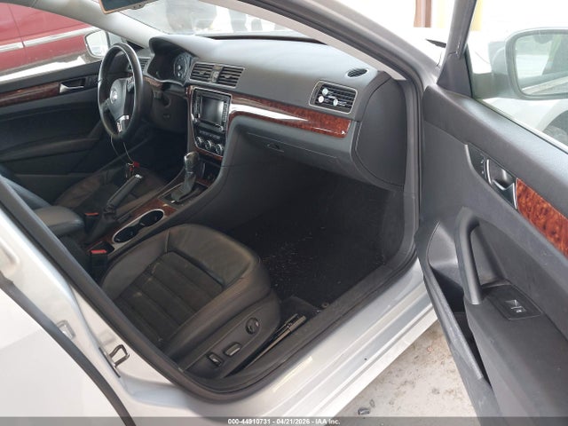 2013 Volkswagen Passat 2.5l Sel Premium მანქანა იყიდება აუქციონზე, vin: 1VWCP7A34DC054459, აუქციონის ნომერი: 44910731