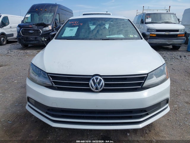 2017 Volkswagen Jetta 1.8t Sport მანქანა იყიდება აუქციონზე, vin: 3VWD17AJ3HM299830, აუქციონის ნომერი: 44911019
