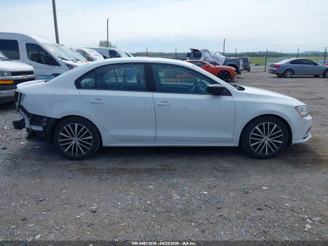 2017 Volkswagen Jetta 1.8t Sport მანქანა იყიდება აუქციონზე, vin: 3VWD17AJ3HM299830, აუქციონის ნომერი: 44911019