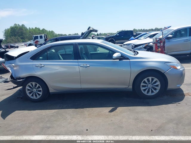 2015 Toyota Camry Le მანქანა იყიდება აუქციონზე, vin: 4T4BF1FK1FR481725, აუქციონის ნომერი: 44911136