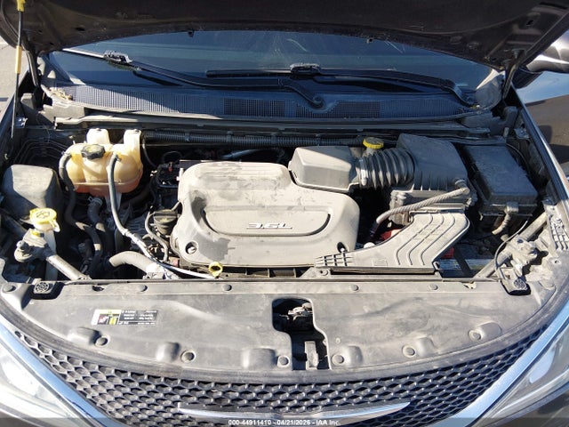 44911410 :رقم المزاد ، 2C4RC1BG9HR675751 vin ، 2017 Chrysler Pacifica Touring-l مزاد بيع