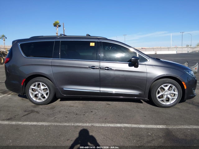 44911410 :رقم المزاد ، 2C4RC1BG9HR675751 vin ، 2017 Chrysler Pacifica Touring-l مزاد بيع