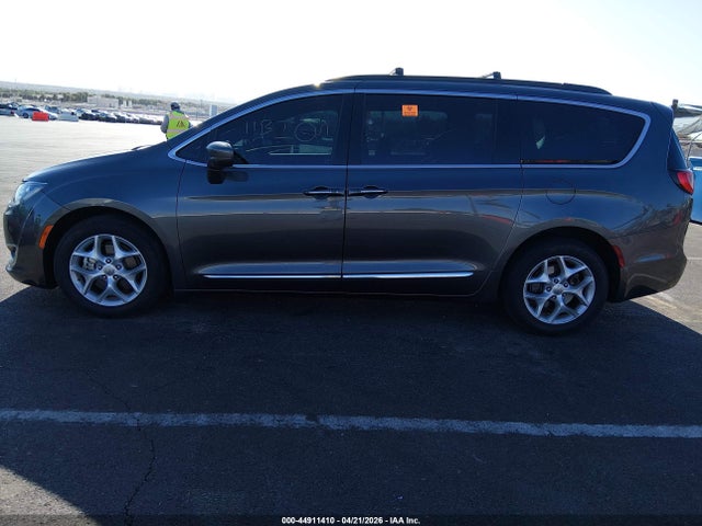 44911410 :رقم المزاد ، 2C4RC1BG9HR675751 vin ، 2017 Chrysler Pacifica Touring-l مزاد بيع