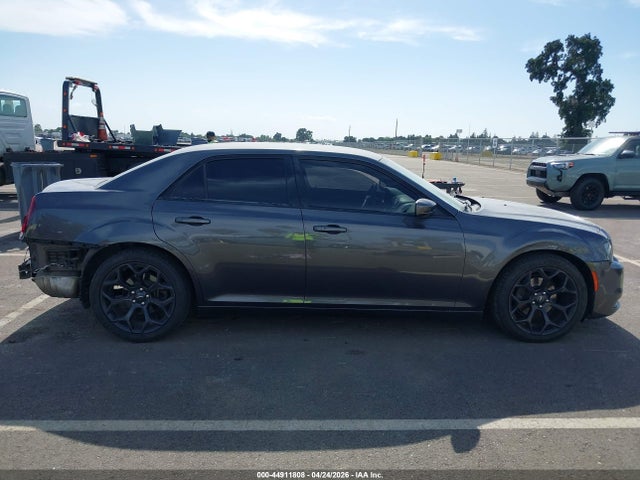 44911808 :رقم المزاد ، 2C3CCABG3KH682847 vin ، 2019 Chrysler 300 300s مزاد بيع
