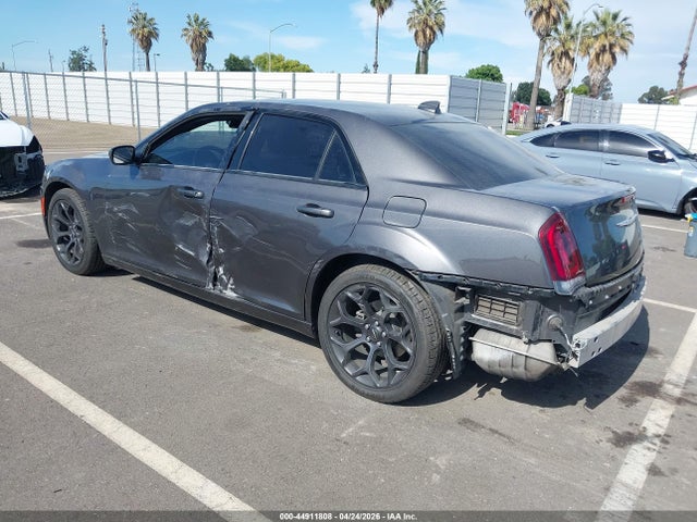 44911808 :رقم المزاد ، 2C3CCABG3KH682847 vin ، 2019 Chrysler 300 300s مزاد بيع