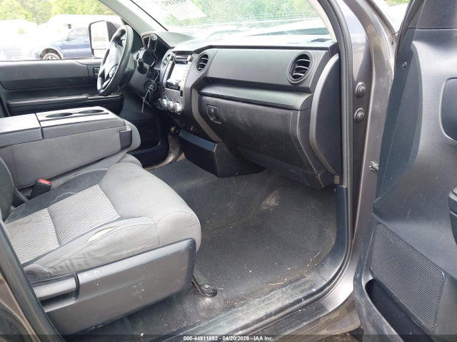 5TFCY5F13EX016503 Toyota Tundra Sr 5.7l V8