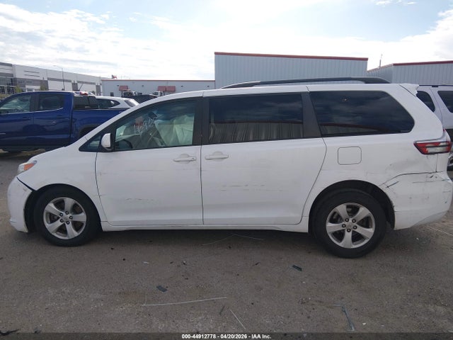 Продажа на аукционе авто 2015 Toyota Sienna Le 8 Passenger, vin: 5TDKK3DC8FS577924, номер лота: 44912778