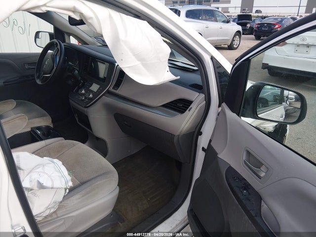 Продажа на аукционе авто 2015 Toyota Sienna Le 8 Passenger, vin: 5TDKK3DC8FS577924, номер лота: 44912778
