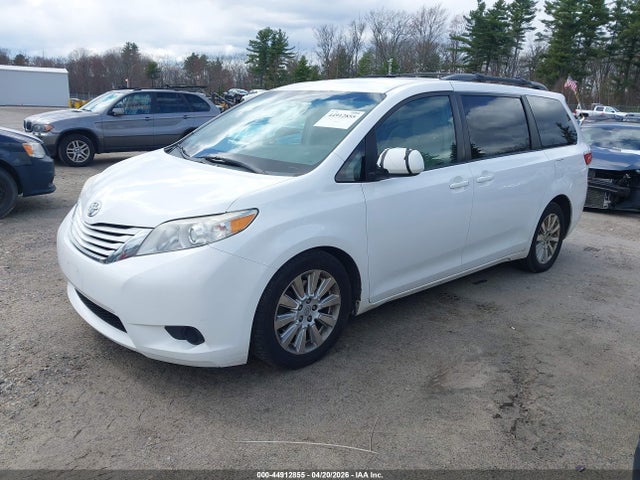 44912855 :رقم المزاد ، 5TDJK3DC4FS113864 vin ، 2015 Toyota Sienna Le 7 Passenger مزاد بيع