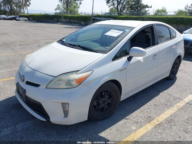 Toyota Prius Two 2014 JTDKN3DU2E0363318 Image 2