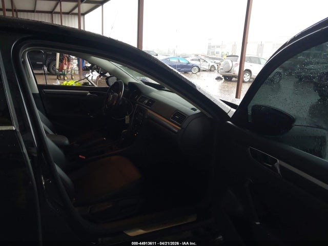Продажа на аукционе авто 2017 Volkswagen Passat 1.8t R-line, vin: 1VWDT7A30HC033050, номер лота: 44913611