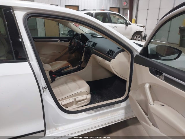 Продажа на аукционе авто 2017 Volkswagen Passat 1.8t R-line, vin: 1VWDT7A30HC082006, номер лота: 44913616
