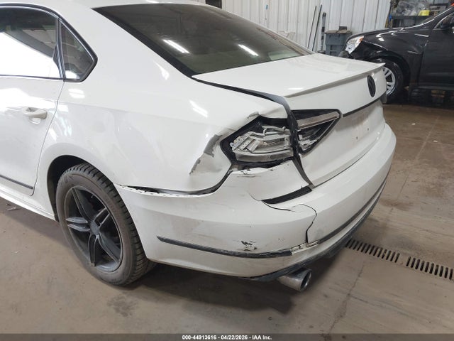 Продажа на аукционе авто 2017 Volkswagen Passat 1.8t R-line, vin: 1VWDT7A30HC082006, номер лота: 44913616