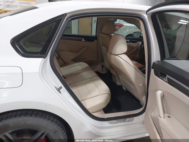 Продажа на аукционе авто 2017 Volkswagen Passat 1.8t R-line, vin: 1VWDT7A30HC082006, номер лота: 44913616