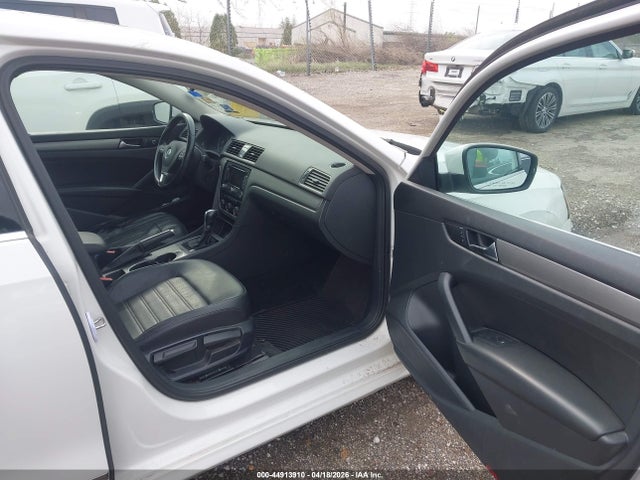 2015 Volkswagen Passat 1.8t Se მანქანა იყიდება აუქციონზე, vin: 1VWBS7A34FC014315, აუქციონის ნომერი: 44913910