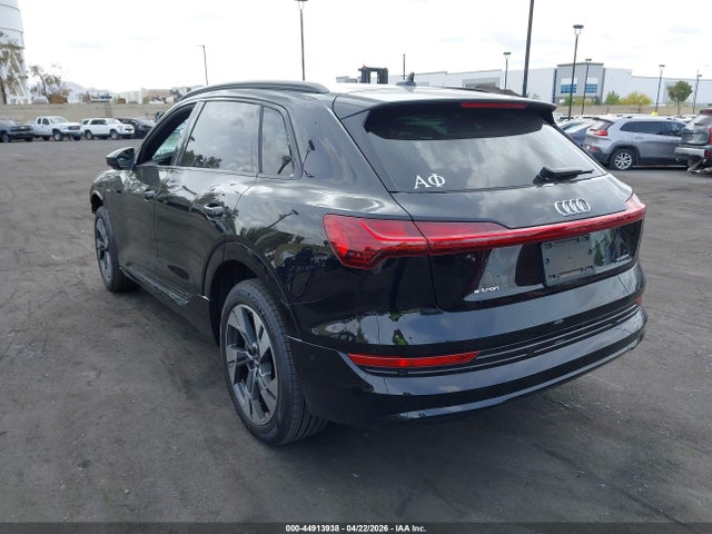 2022 Audi E-tron Premium Quattro მანქანა იყიდება აუქციონზე, vin: WA1AAAGE7NB013150, აუქციონის ნომერი: 44913938