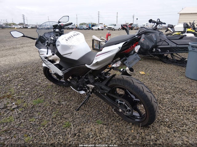 Kawasaki EX400 2023 JKAEXKH1XPDAR7427 Image 3