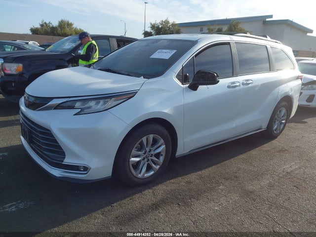 5TDZSKFC6NS042689 Toyota Sienna Limited