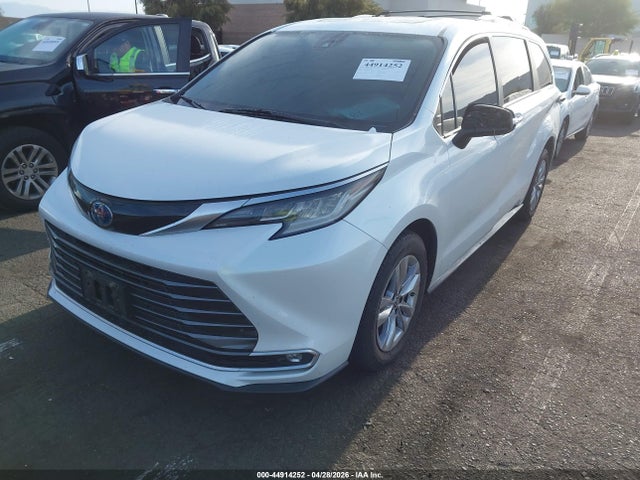 5TDZSKFC6NS042689 Toyota Sienna Limited