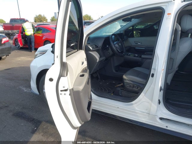 5TDZSKFC6NS042689 Toyota Sienna Limited