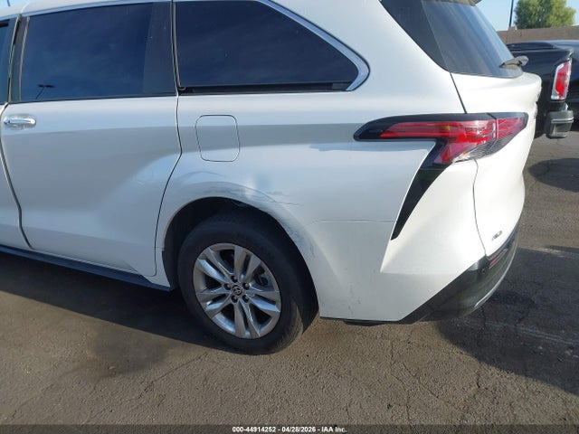 5TDZSKFC6NS042689 Toyota Sienna Limited