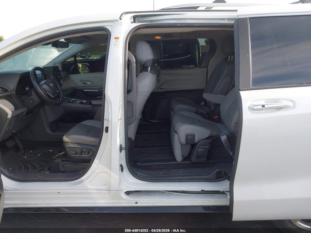 5TDZSKFC6NS042689 Toyota Sienna Limited