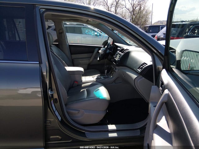 2013 Toyota Highlander Se V6 მანქანა იყიდება აუქციონზე, vin: 5TDBK3EH7DS237560, აუქციონის ნომერი: 44914363