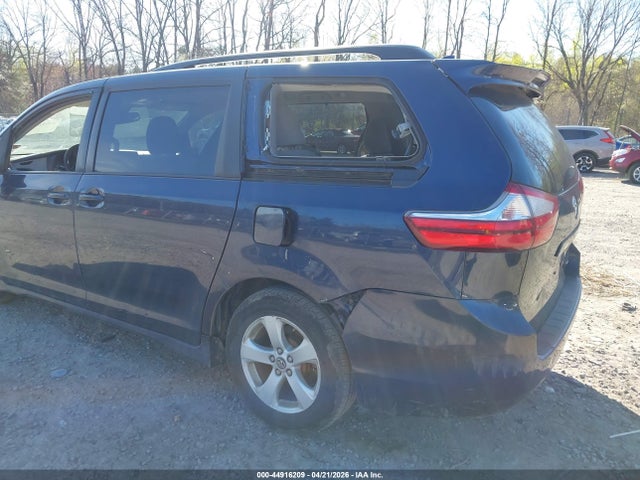 2018 Toyota Sienna Le 8 Passenger მანქანა იყიდება აუქციონზე, vin: 5TDKZ3DC1JS960012, აუქციონის ნომერი: 44916209
