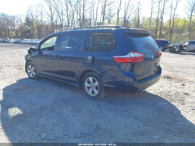 2018 Toyota Sienna Le 8 Passenger მანქანა იყიდება აუქციონზე, vin: 5TDKZ3DC1JS960012, აუქციონის ნომერი: 44916209