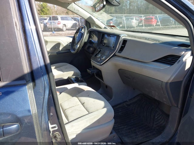 2018 Toyota Sienna Le 8 Passenger მანქანა იყიდება აუქციონზე, vin: 5TDKZ3DC1JS960012, აუქციონის ნომერი: 44916209