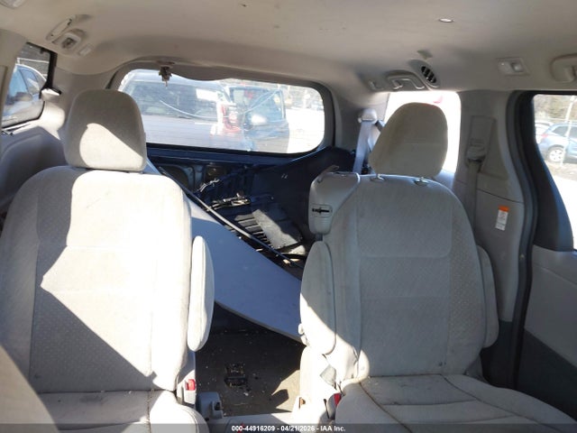 2018 Toyota Sienna Le 8 Passenger მანქანა იყიდება აუქციონზე, vin: 5TDKZ3DC1JS960012, აუქციონის ნომერი: 44916209