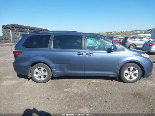 5TDKZ3DC2HS780726 Toyota Sienna Le 8 Passenger