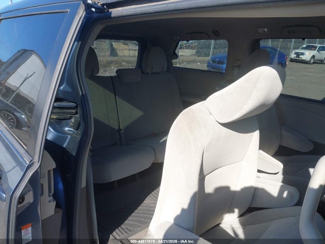 5TDKZ3DC2HS780726 Toyota Sienna Le 8 Passenger