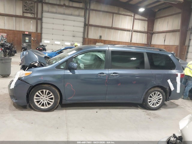44917653 :رقم المزاد ، 5TDYK3DC3GS743908 vin ، 2016 Toyota Sienna Xle 8 Passenger مزاد بيع