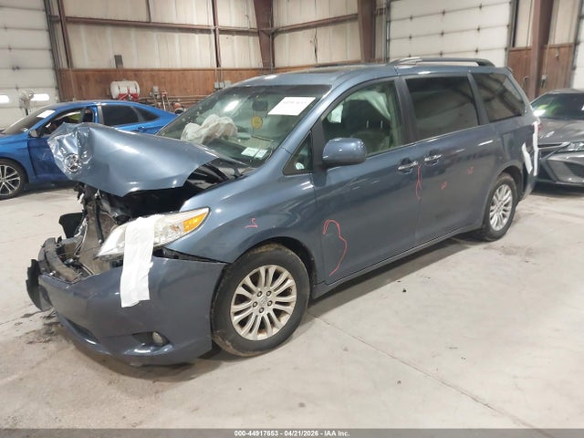 44917653 :رقم المزاد ، 5TDYK3DC3GS743908 vin ، 2016 Toyota Sienna Xle 8 Passenger مزاد بيع