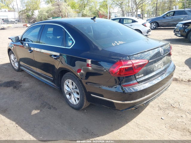 Aukcja sprzedaży 2017 Volkswagen Passat 1.8t R-line, vin: 1VWDT7A30HC081003, numer aukcji: 44917909