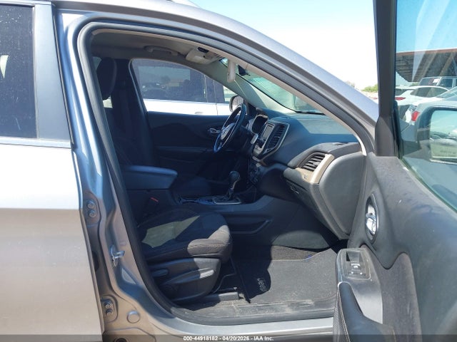 1C4PJLCB3GW135765 Jeep Cherokee Latitude
