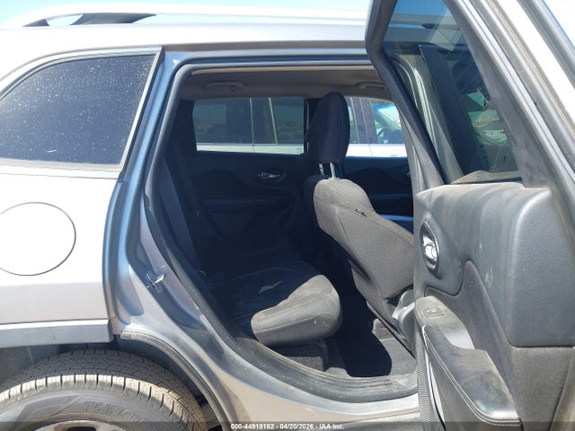 1C4PJLCB3GW135765 Jeep Cherokee Latitude