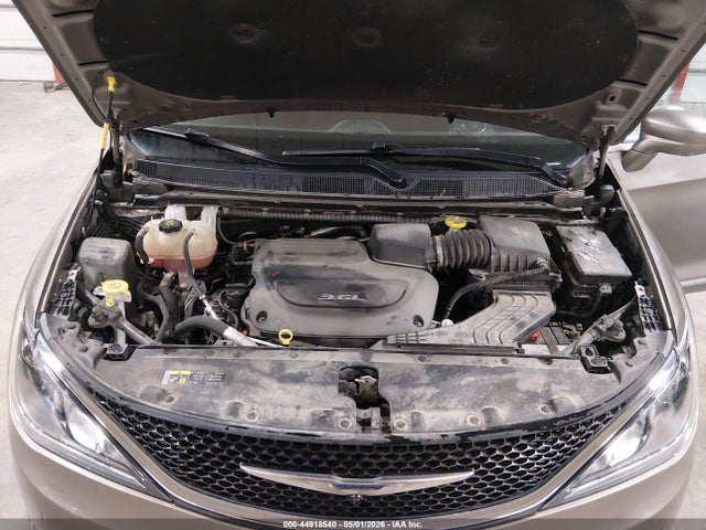 Продажа на аукционе авто 2017 Chrysler Pacifica Touring-l Plus, vin: 2C4RC1EG6HR591768, номер лота: 44918540