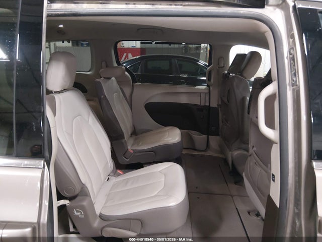 Продажа на аукционе авто 2017 Chrysler Pacifica Touring-l Plus, vin: 2C4RC1EG6HR591768, номер лота: 44918540