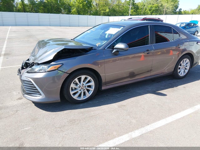 44918788 :رقم المزاد ، 4T1C11AK2MU460254 vin ، 2021 Toyota Camry Le مزاد بيع