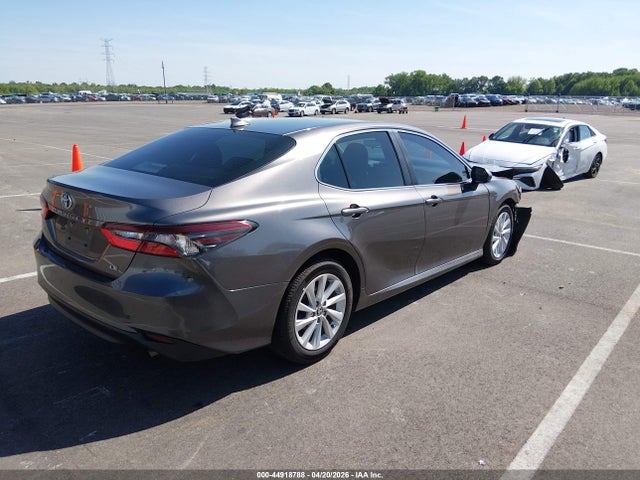 44918788 :رقم المزاد ، 4T1C11AK2MU460254 vin ، 2021 Toyota Camry Le مزاد بيع
