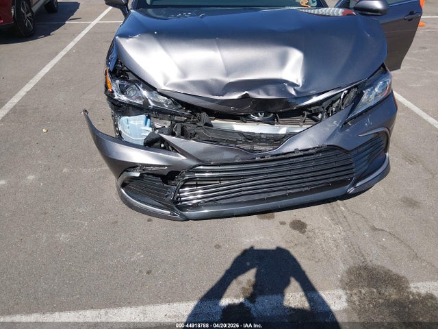 44918788 :رقم المزاد ، 4T1C11AK2MU460254 vin ، 2021 Toyota Camry Le مزاد بيع