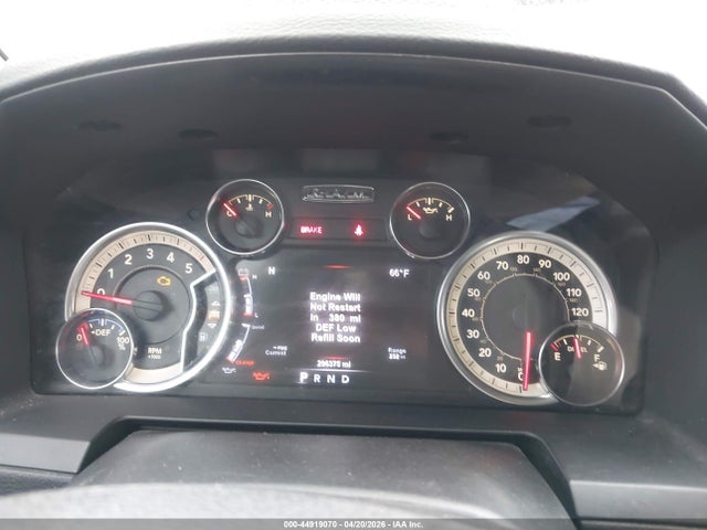 44919070 :رقم المزاد ، 1C6RR7NM3HS517981 vin ، 2017 Ram 1500 Laramie  4x4 5'7 Box مزاد بيع