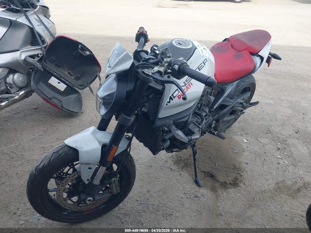 Ducati Monster 2024 ZDMMAMDT9RB009649 Image 2